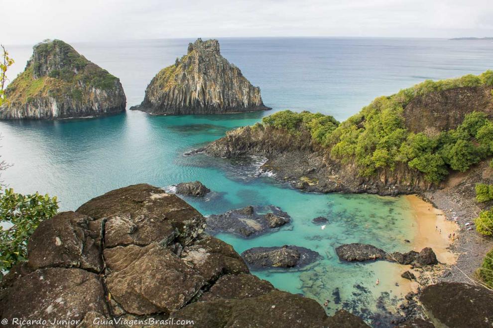 Imagem de cima das pedras na Baía dos Porcos.